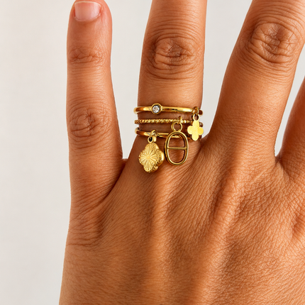 Bague Ajustable Acier Inoxydable Dorée 18K – Triple Anneaux avec Breloques Trèfle & Pendentifs Élégants