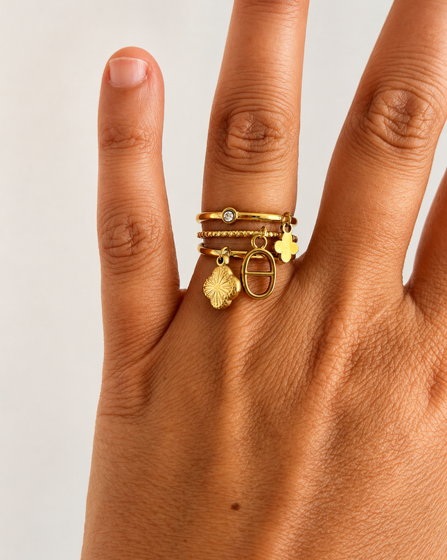 Bague Ajustable Acier Inoxydable Dorée 18K – Triple Anneaux avec Breloques Trèfle & Pendentifs Élégants