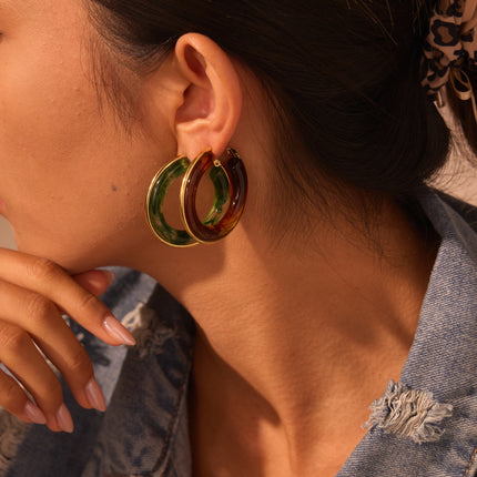 Boucles d’Oreilles Créoles en Résine Marbrée – Élégance Vintage & Tendance
