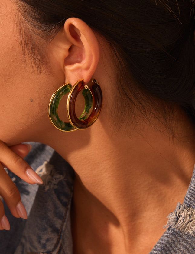 Boucles d’Oreilles Créoles en Résine Marbrée – Élégance Vintage & Tendance