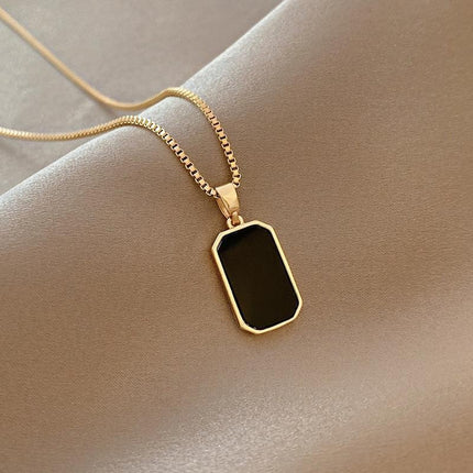 Collier Minimaliste Élégance Noire – Pendentif Géométrique en Acier Titane Doré