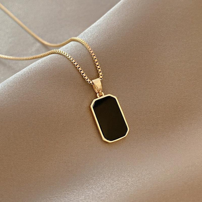 Collier Minimaliste Élégance Noire – Pendentif Géométrique en Acier Titane Doré