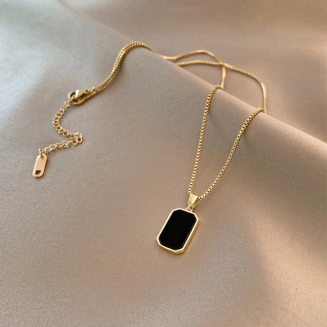 Collier Minimaliste Élégance Noire – Pendentif Géométrique en Acier Titane Doré