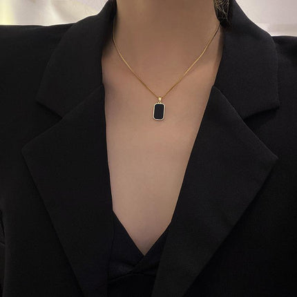 Collier Minimaliste Élégance Noire – Pendentif Géométrique en Acier Titane Doré