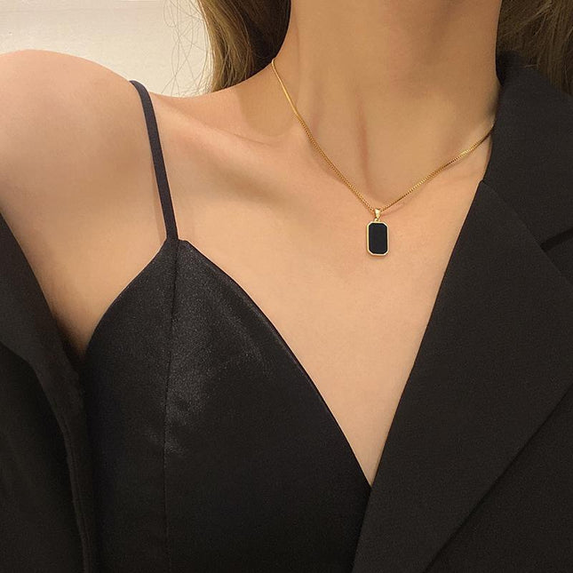 Collier Minimaliste Élégance Noire – Pendentif Géométrique en Acier Titane Doré